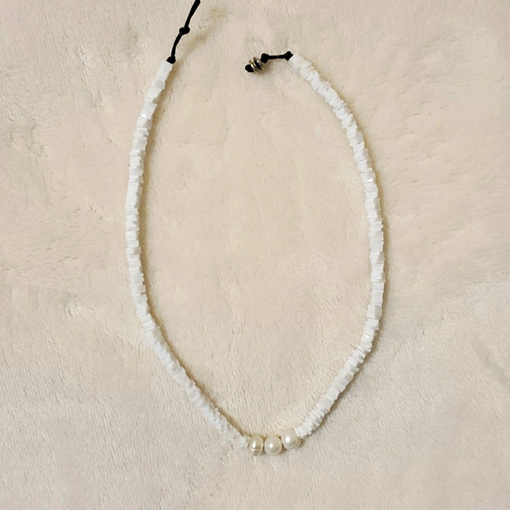 White  pearl choker
